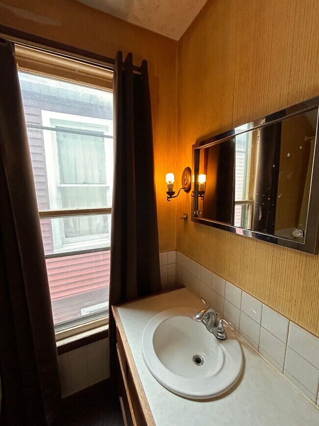 Building Photo - 1458 W 3rd St