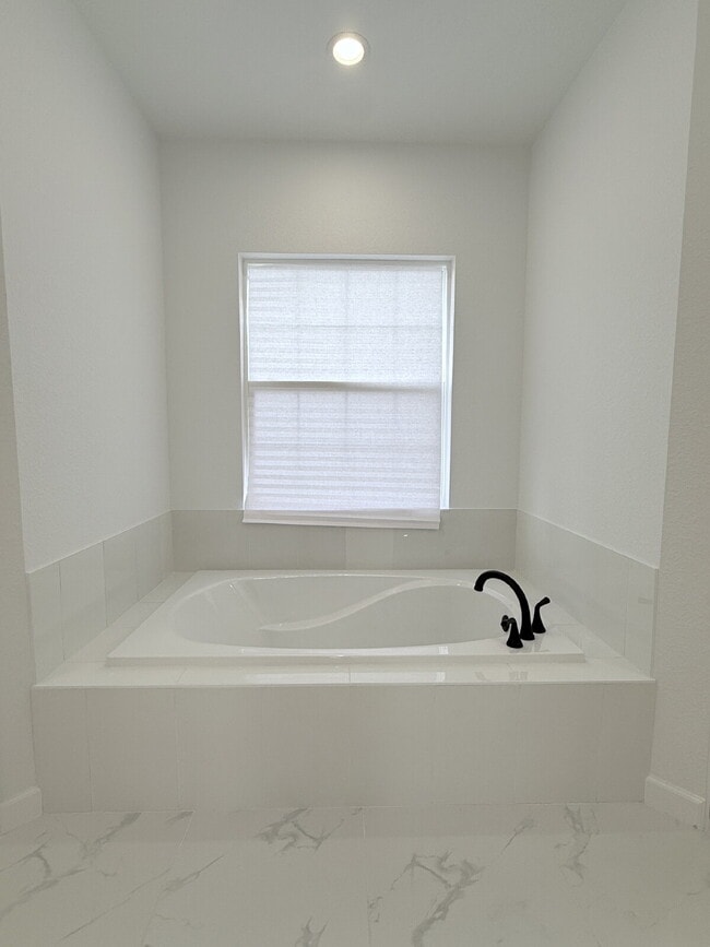 Building Photo - 5 Bedroom and 6 Bathroom, Lake view House