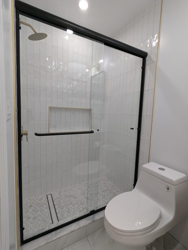 Shower - 17 Sheffield St