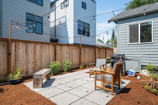 Building Photo - 6404 47th Ave SW