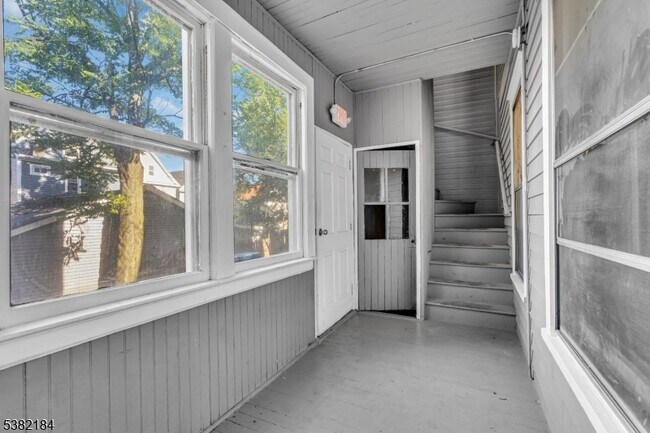 Building Photo - 937 Grove St