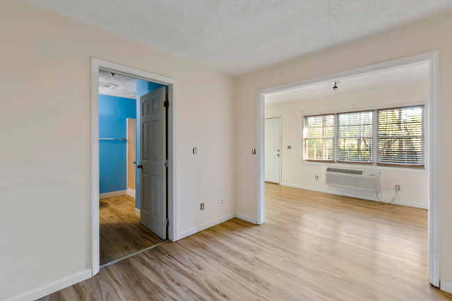 Building Photo - 4516 Greentree Rd