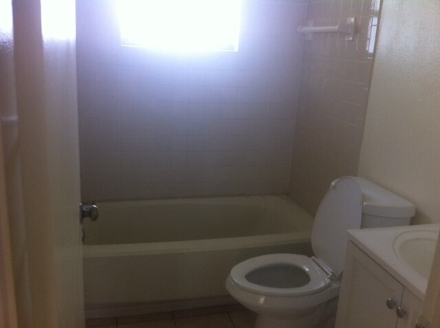 Building Photo - Beautiful  3 bedroom, 2 bath, 2 car garage...
