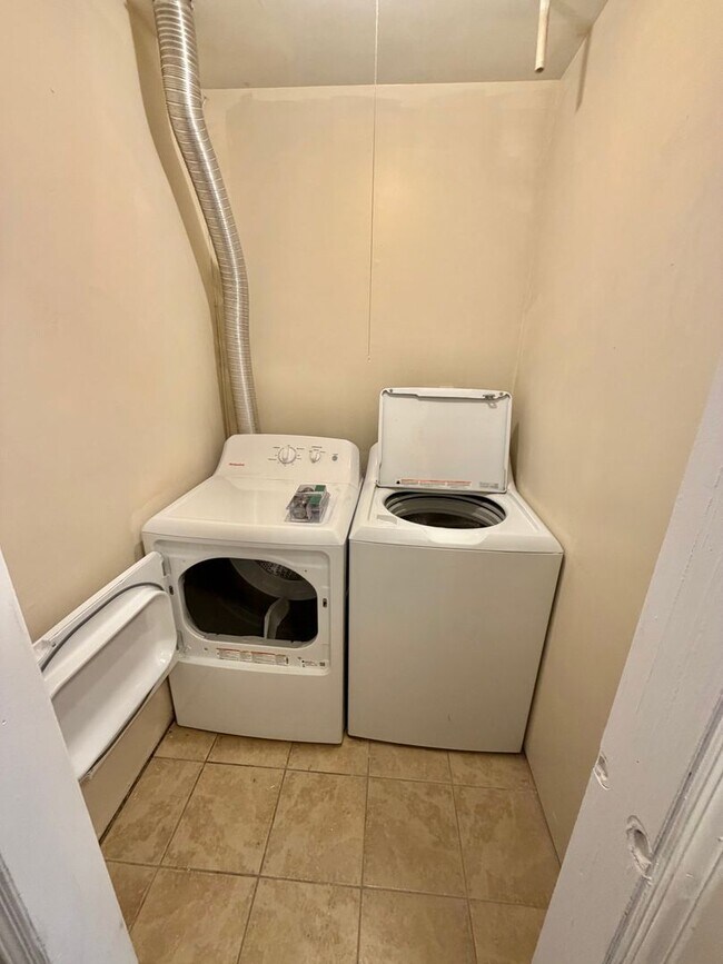 Building Photo - 40 Sarah Ln