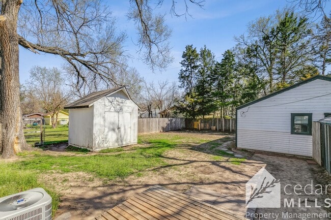 Building Photo - 3 Bedroom in South Wichita with Oversized Garage
