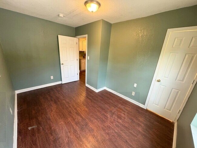 Building Photo - Spacious 3 Bedroom / 1 Bath Apartment in Sugar Creek *Ready Now*