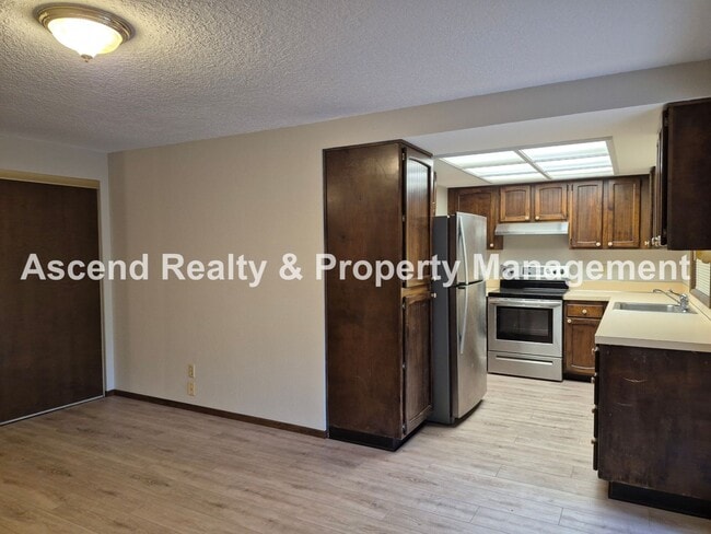 Building Photo - One Level Ranch Greenway Neighborhood Fenc...