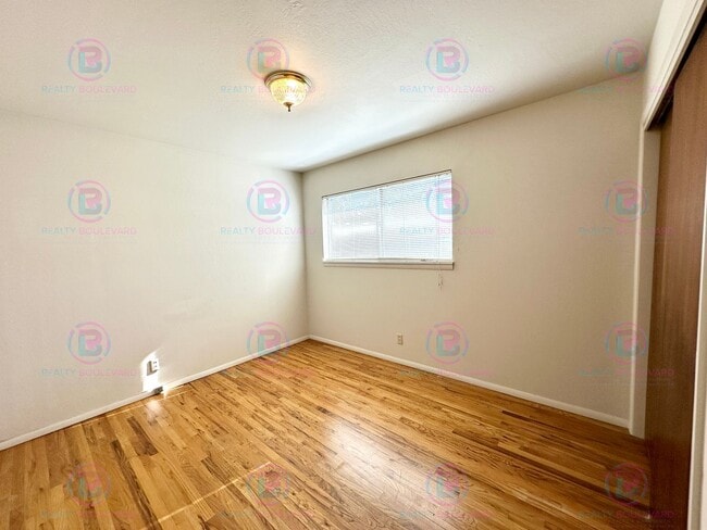 Building Photo - Delightful One-Bedroom + Office Near Idlew...