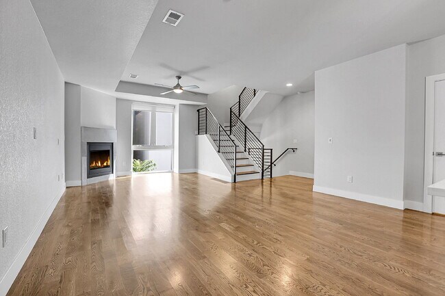 Building Photo - $3,300.00 - $500 OFF, First Month Rent - 2...