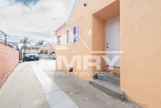 Building Photo - MOVE IN READY 2 BEDROOM 1 BATHROOM HOME IN LYNWOOD CA 90262