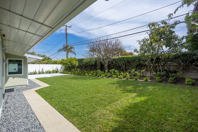 Building Photo - Beautiful 3 Bedroom/2 Bathroom Home in the...