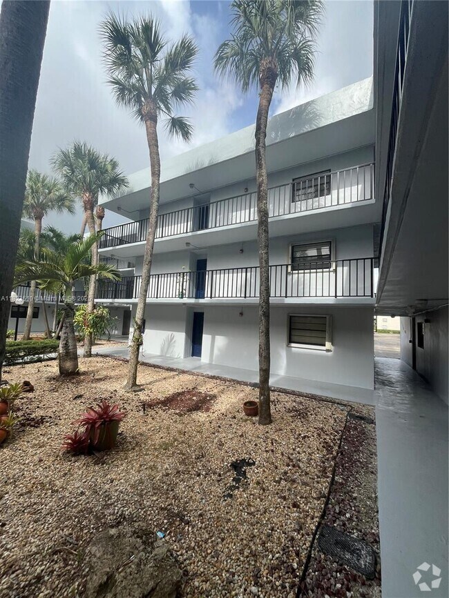 Building Photo - 10825 SW 112th Ave