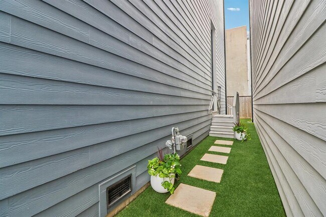 Building Photo - 1234 W 21st St