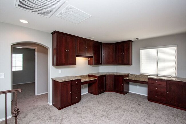 Building Photo - Welcome to this stunning 4 bedroom, 2.5 ba...