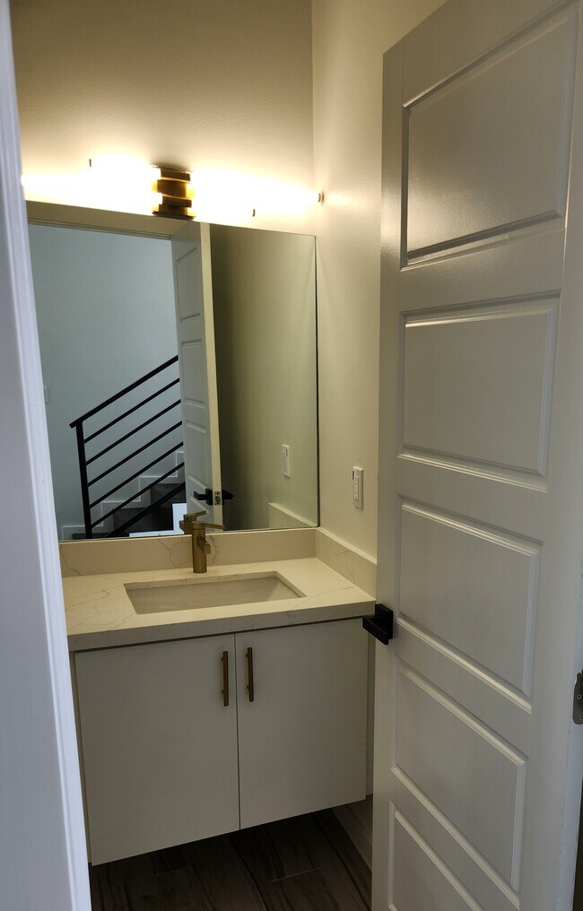 Building Photo - 702 W Seminole Ave