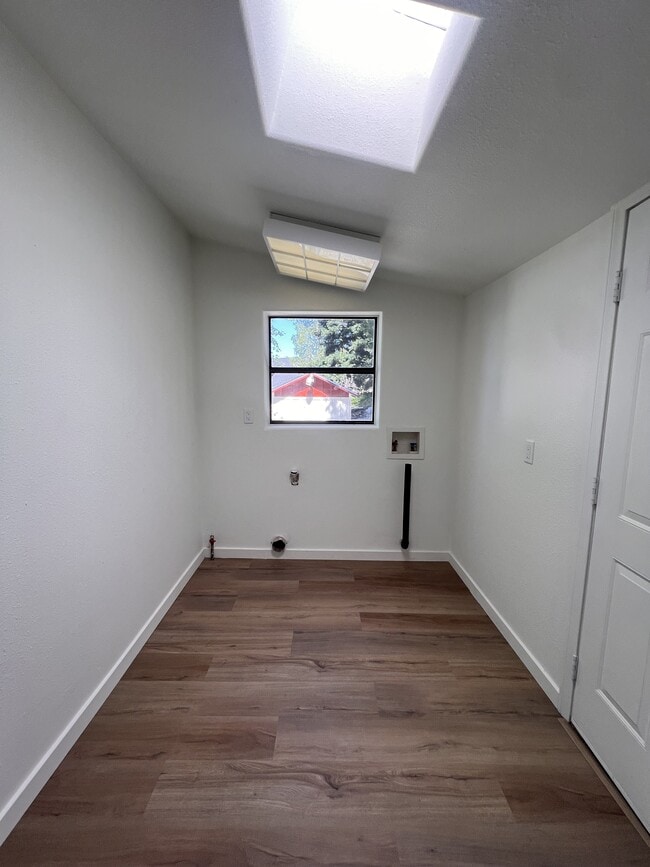 Building Photo - 503 1/2 S Auburn St