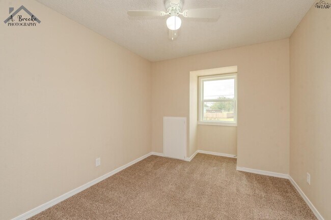 Building Photo - 1215 N Pacific Ave