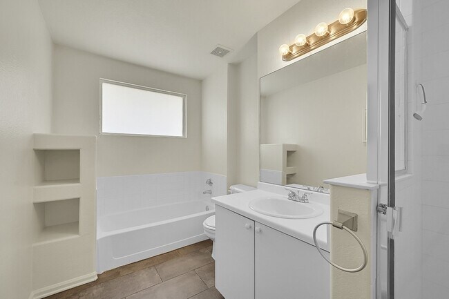 Building Photo - $1,950- 2 Bed, 2 Bath Townhouse in Denver with Washer and Dryer!