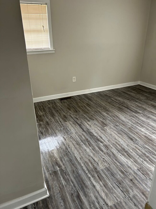 Building Photo - 3 Bedroom One Bath House For Rent