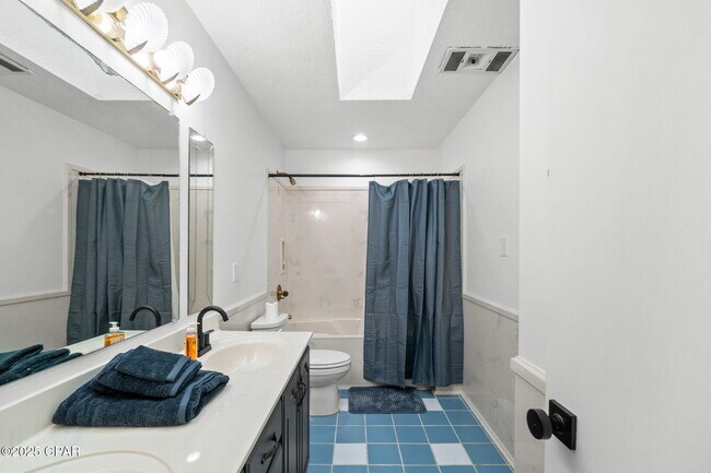 Building Photo - 224 E Lakeshore Dr