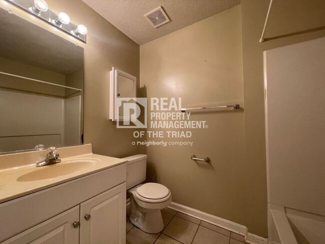Building Photo - 2 Bedroom, 2 Bath Condo in Greensboro