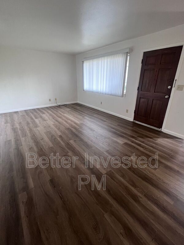 Building Photo - 857 S Oak St