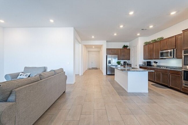 Building Photo - Bright & Spacious 4-Bed Home with 3-Car Ga...