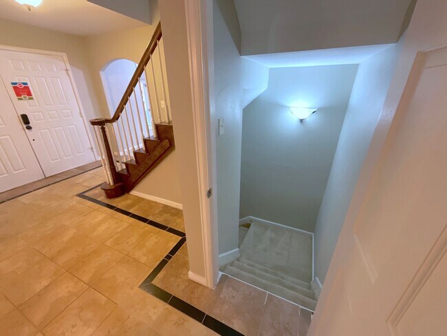 Building Photo - 4 Bedroom Home Available Near S Academy Bl...