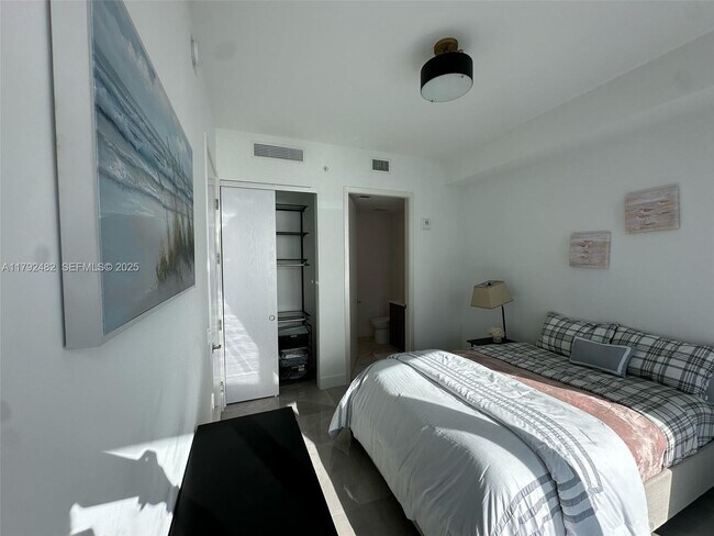 Building Photo - 17550 Collins Ave