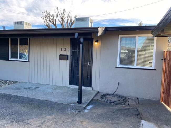 Building Photo - 2bed/1bath duplex 1 block from Vaca High S...