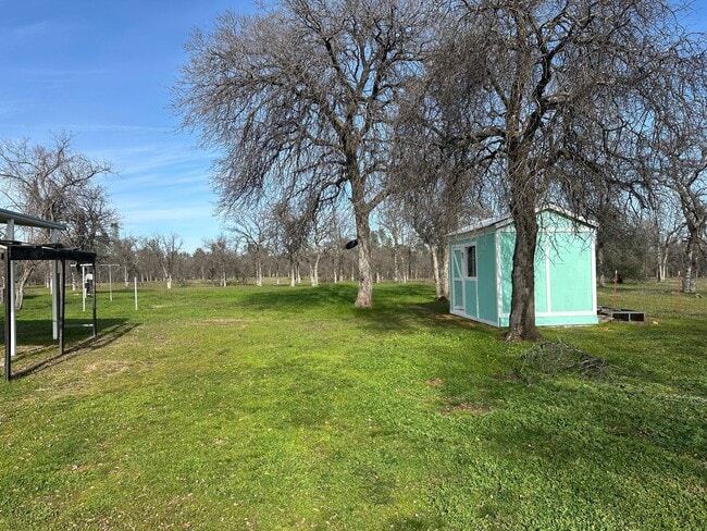 Building Photo - Peaceful Country Living on 2 Fenced Acres