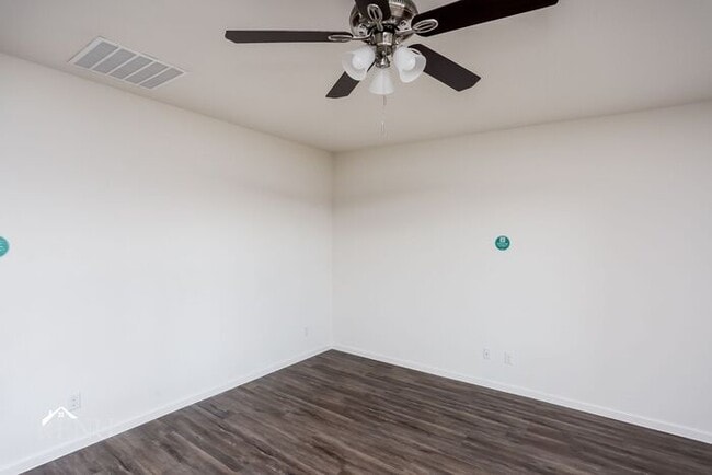 Building Photo - 715 Oakhurst Dr