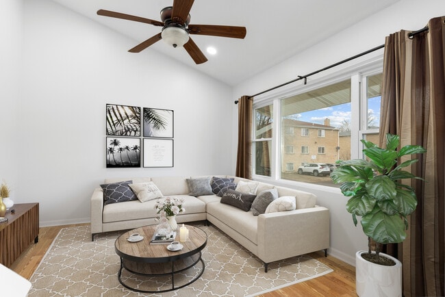 Building Photo - 8824 Robin Dr