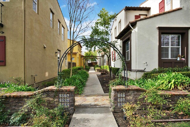 Building Photo - 2016 Maidenhair Way