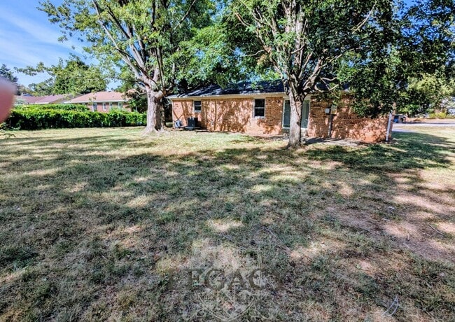 Building Photo - 2436 Thoroughbred Dr