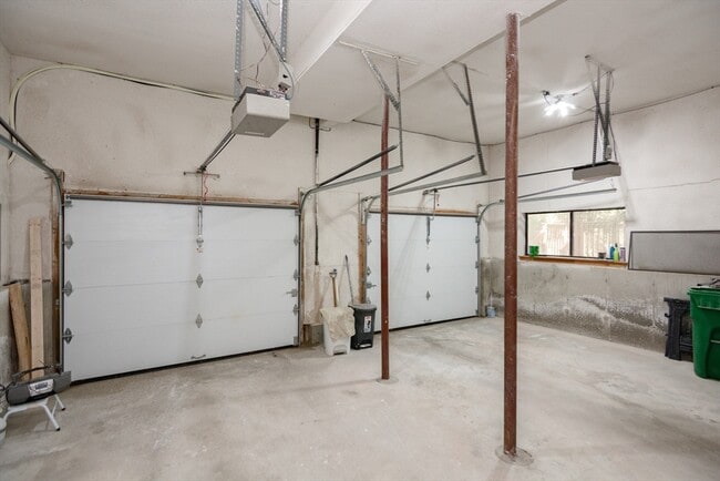 Building Photo - 10 E Bluff Rd