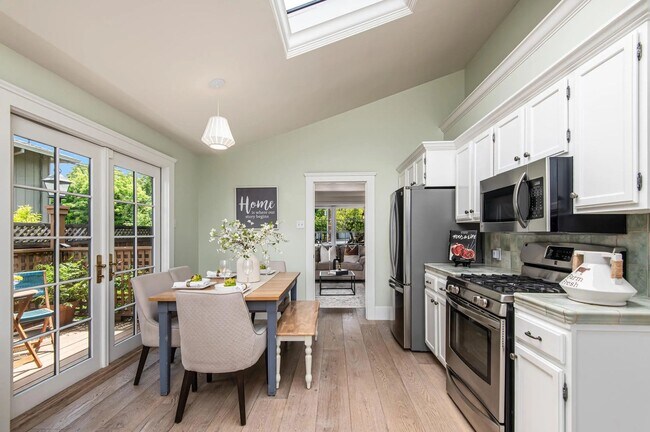 Building Photo - Updated 3BD/2BA Menlo Park Home with French Oak Floors + Bonus Room