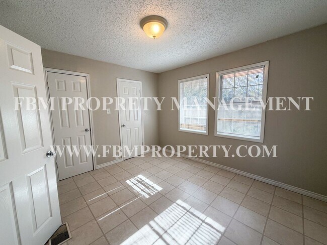 Building Photo - 2541 W Sycamore Ave