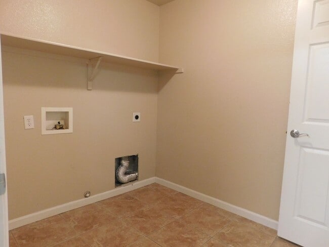Building Photo - Spacious Duplex in Autumn Glen Subdivision