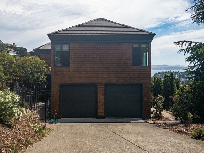 Building Photo - 4BR/2.5BA 3,274sqft! STUNNING GG VIEWS!!! Yard! Spa! 4 Car Parking! Pet! PROGRESSIVE