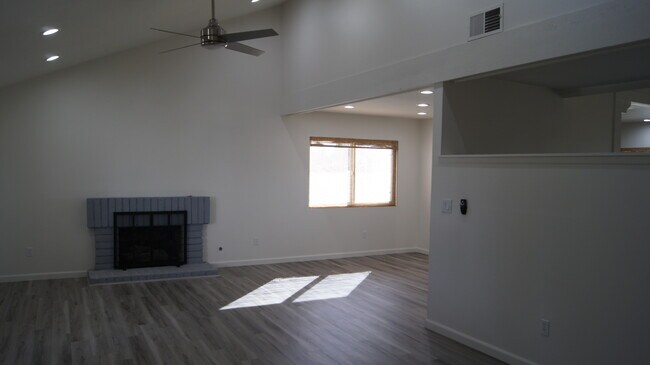 Building Photo - 27403 Garza Dr