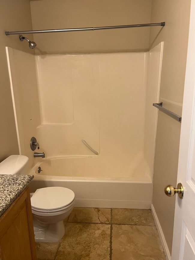 Building Photo - Brentwood Upper Level Condo - 2 Bed, 1 Bath with Washer/Dryer and Optix Internet!