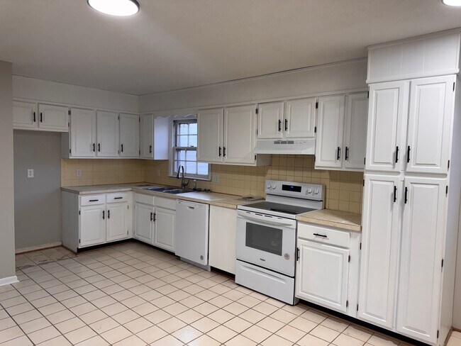 Building Photo - 179 Holmes Cir