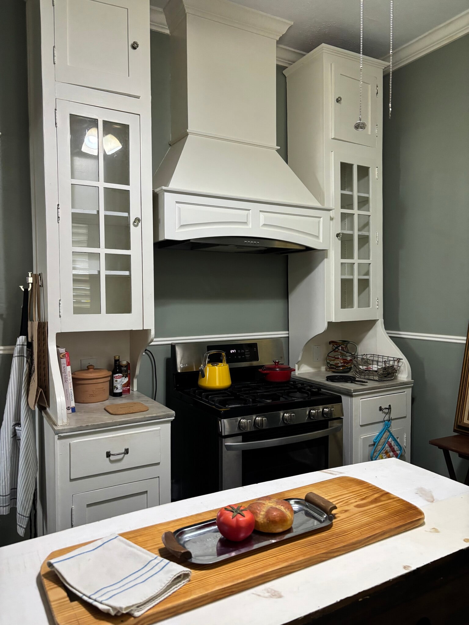 Gas cooking stove - 905 20th St