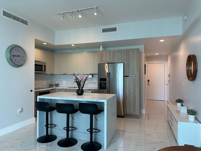 Building Photo - 950 Brickell Bay Dr