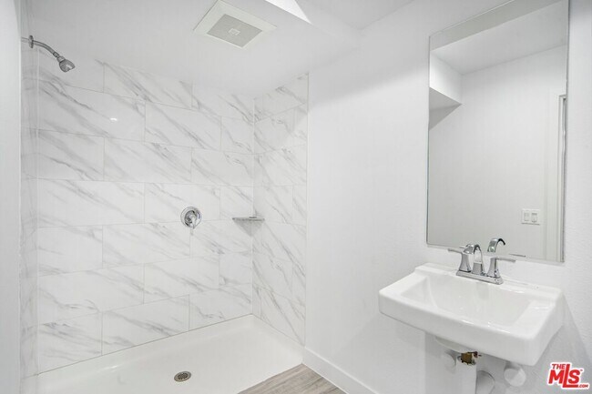 Building Photo - 3221 W 71st St