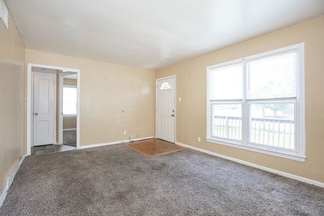 Building Photo - 3 Bedroom/1 bath Single House!!