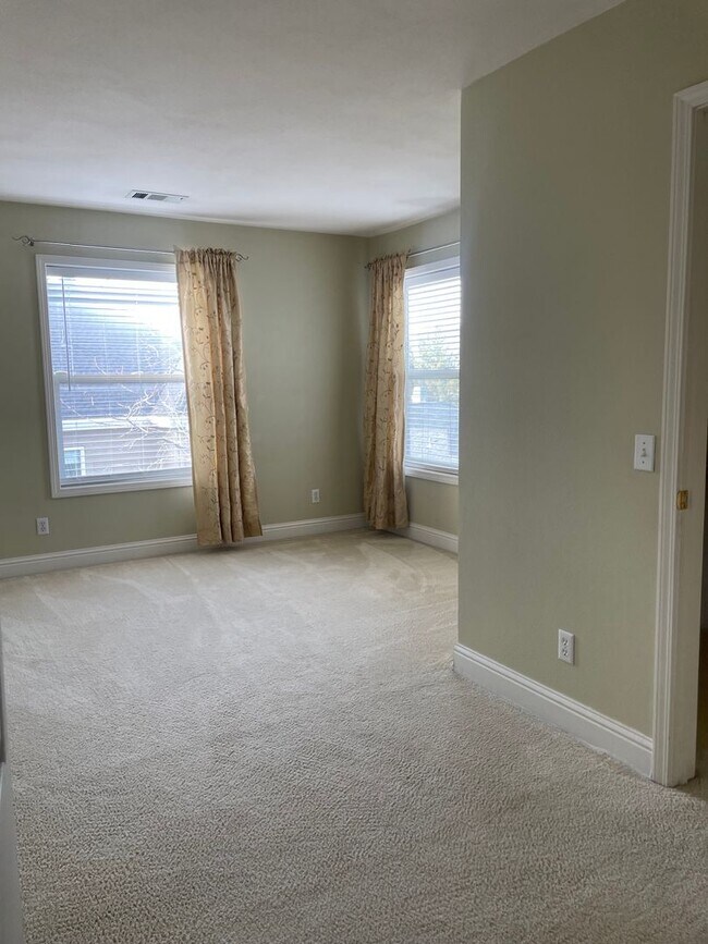 Building Photo - Luxury Living in The Knolls