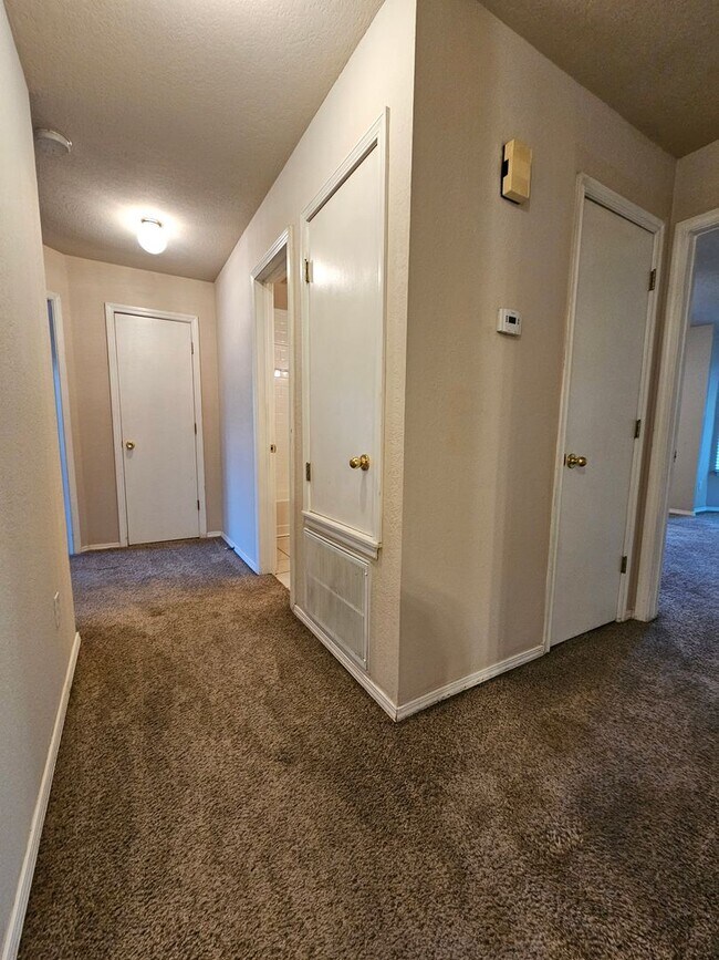 Building Photo - (3) Bed/(2) Bath Available NOW! Pet Negoti...