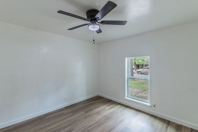 Building Photo - Remodeled 2BR Home w/ Fenced Yard – Only $1395